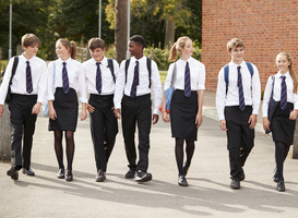 Schooluniform verplicht stellen op school: wat zijn de voor- en nadelen? 